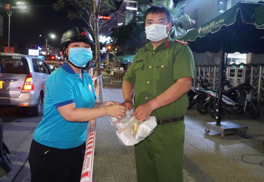 Ấm lòng những suất ăn khuya tiếp sức cho tuyến đầu chống dịch Covid-19 ở Đà Nẵng - Ảnh 3.