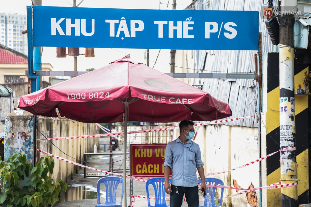 Ảnh: Phong toả khu tập thể ở quận Bình Thạnh, thần tốc lấy mẫu xét nghiệm hàng trăm người dân - Ảnh 1. Ảnh: Phong toả khu tập thể ở quận Bình Thạnh, thần tốc lấy mẫu xét nghiệm hàng trăm người dân - Ảnh 1.
