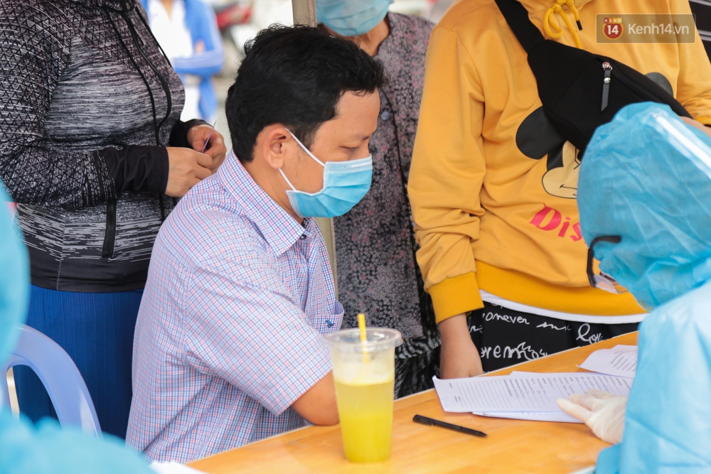 Ảnh: Phong toả khu tập thể ở quận Bình Thạnh, thần tốc lấy mẫu xét nghiệm hàng trăm người dân - Ảnh 6. Ảnh: Phong toả khu tập thể ở quận Bình Thạnh, thần tốc lấy mẫu xét nghiệm hàng trăm người dân - Ảnh 6.