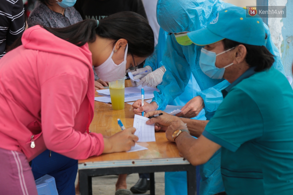 Ảnh: Phong toả khu tập thể ở quận Bình Thạnh, thần tốc lấy mẫu xét nghiệm hàng trăm người dân - Ảnh 8. Ảnh: Phong toả khu tập thể ở quận Bình Thạnh, thần tốc lấy mẫu xét nghiệm hàng trăm người dân - Ảnh 8.