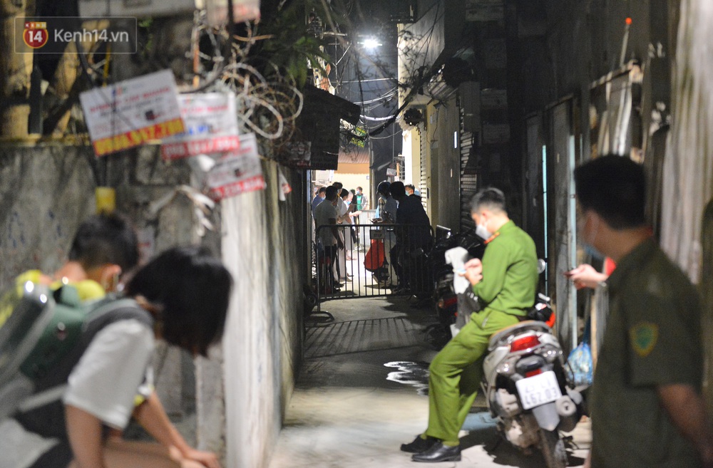 Hà Nội: Phong toả con ngõ, phun khử khuẩn nơi ở của ca dương tính SARS-CoV-2 tại Bắc Từ Liêm ngay trong đêm - Ảnh 1. Hà Nội: Phong toả con ngõ, phun khử khuẩn nơi ở của ca dương tính SARS-CoV-2 tại Bắc Từ Liêm ngay trong đêm - Ảnh 1.