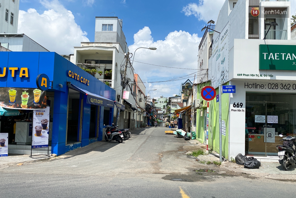 Bên trong quận Gò Vấp ngày đầu thực hiện cách ly xã hội theo Chỉ thị 16: Người dân bình tĩnh vượt đại dịch - Ảnh 15.