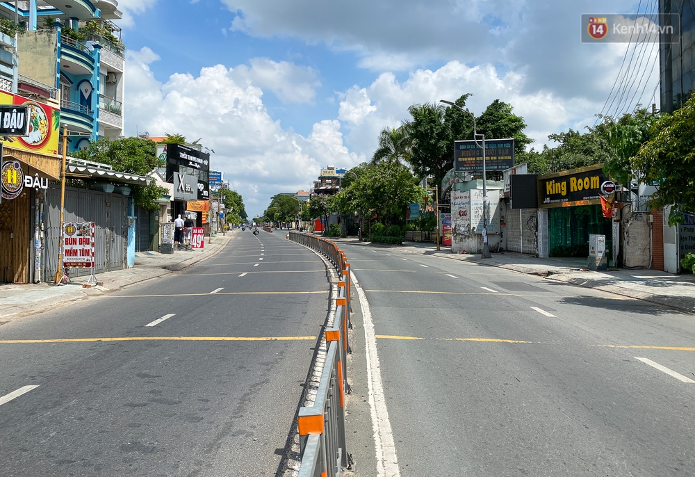 Bên trong quận Gò Vấp ngày đầu thực hiện cách ly xã hội theo Chỉ thị 16: Người dân bình tĩnh vượt đại dịch - Ảnh 14.