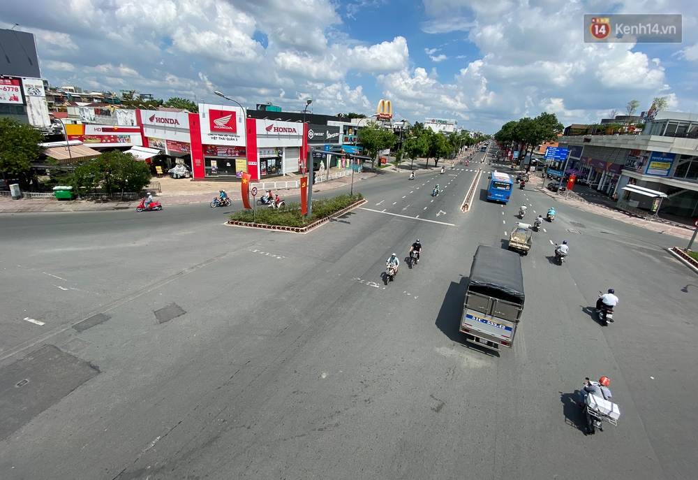 Bên trong quận Gò Vấp ngày đầu thực hiện cách ly xã hội theo Chỉ thị 16: Người dân bình tĩnh vượt đại dịch - Ảnh 1.