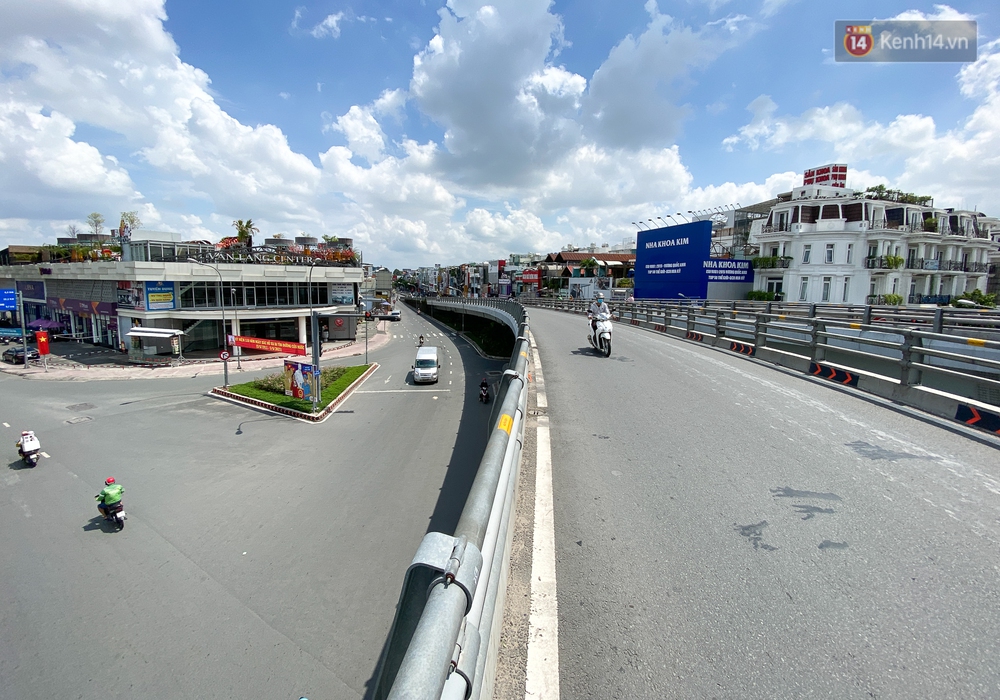 Bên trong quận Gò Vấp ngày đầu thực hiện cách ly xã hội theo Chỉ thị 16: Người dân bình tĩnh vượt đại dịch - Ảnh 2.