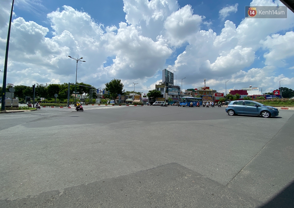 Bên trong quận Gò Vấp ngày đầu thực hiện cách ly xã hội theo Chỉ thị 16: Người dân bình tĩnh vượt đại dịch - Ảnh 3.