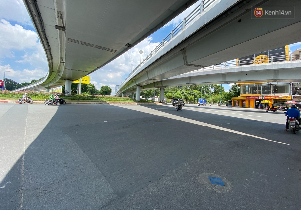 Bên trong quận Gò Vấp ngày đầu thực hiện cách ly xã hội theo Chỉ thị 16: Người dân bình tĩnh vượt đại dịch - Ảnh 4.