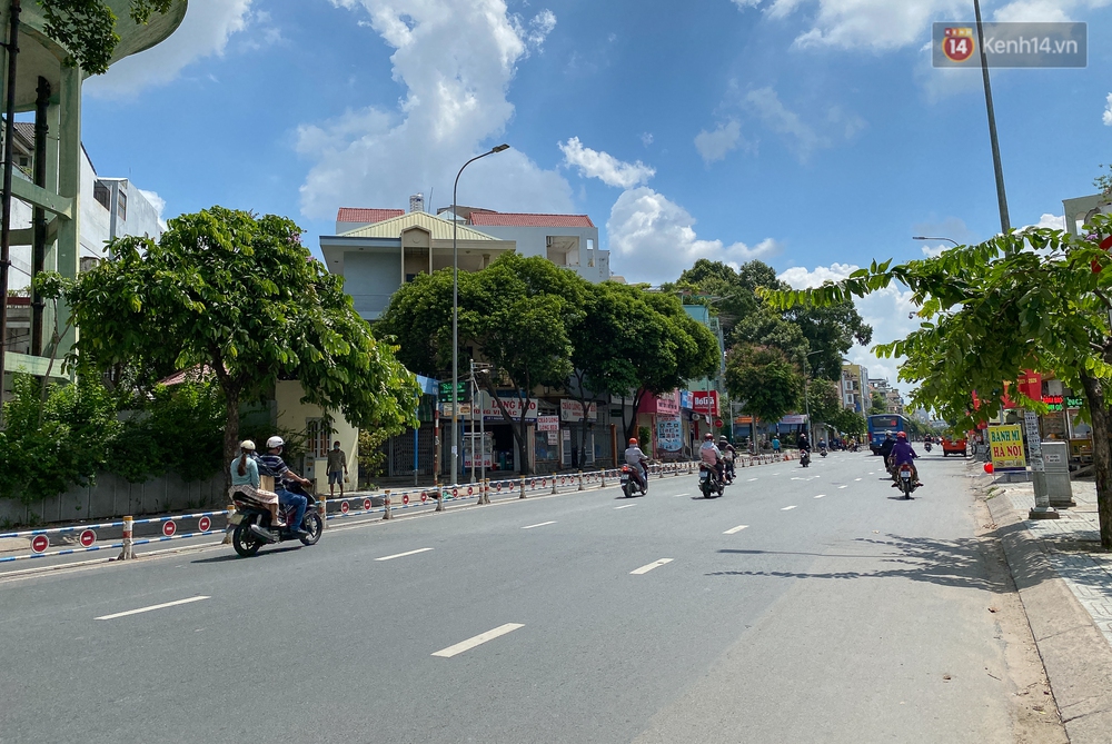 Bên trong quận Gò Vấp ngày đầu thực hiện cách ly xã hội theo Chỉ thị 16: Người dân bình tĩnh vượt đại dịch - Ảnh 13.