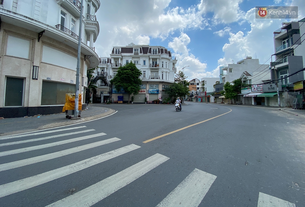 Bên trong quận Gò Vấp ngày đầu thực hiện cách ly xã hội theo Chỉ thị 16: Người dân bình tĩnh vượt đại dịch - Ảnh 16.