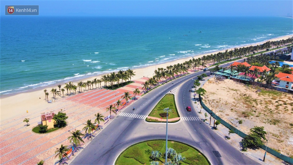 Ảnh: Bãi biển, khu vui chơi ở Đà Nẵng vắng bóng người trong ngày đầu siết chặt các biện pháp phòng, chống Covid-19 - Ảnh 1. Ảnh: Bãi biển, khu vui chơi ở Đà Nẵng vắng bóng người trong ngày đầu siết chặt các biện pháp phòng, chống Covid-19 - Ảnh 1.