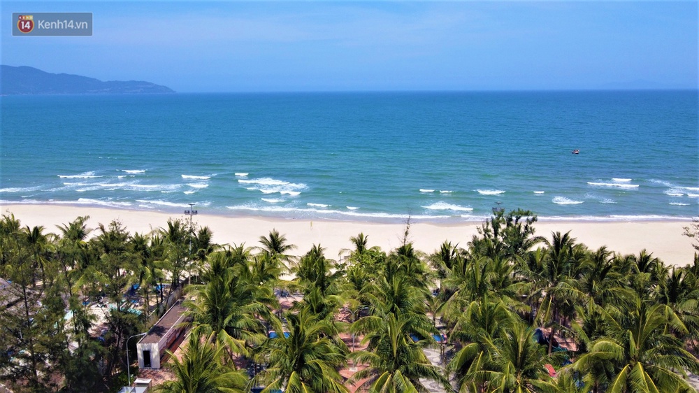 Ảnh: Bãi biển, khu vui chơi ở Đà Nẵng vắng bóng người trong ngày đầu siết chặt các biện pháp phòng, chống Covid-19 - Ảnh 7. Ảnh: Bãi biển, khu vui chơi ở Đà Nẵng vắng bóng người trong ngày đầu siết chặt các biện pháp phòng, chống Covid-19 - Ảnh 7.