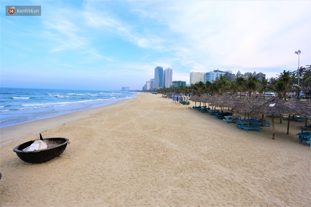 Ảnh: Bãi biển, khu vui chơi ở Đà Nẵng vắng bóng người trong ngày đầu siết chặt các biện pháp phòng, chống Covid-19 - Ảnh 6. Ảnh: Bãi biển, khu vui chơi ở Đà Nẵng vắng bóng người trong ngày đầu siết chặt các biện pháp phòng, chống Covid-19 - Ảnh 6.