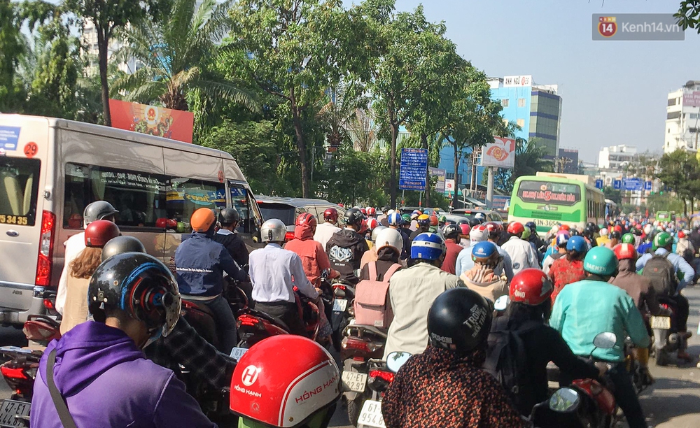 Ngày đầu đi làm sau nghỉ lễ, người Sài Gòn bị trễ giờ vì kẹt xe quá kinh khủng - Ảnh 1. Ngày đầu đi làm sau nghỉ lễ, người Sài Gòn bị trễ giờ vì kẹt xe quá kinh khủng - Ảnh 1.