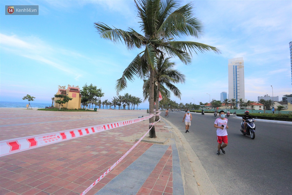 Ảnh: Bãi biển, khu vui chơi ở Đà Nẵng vắng bóng người trong ngày đầu siết chặt các biện pháp phòng, chống Covid-19 - Ảnh 2. Ảnh: Bãi biển, khu vui chơi ở Đà Nẵng vắng bóng người trong ngày đầu siết chặt các biện pháp phòng, chống Covid-19 - Ảnh 2.