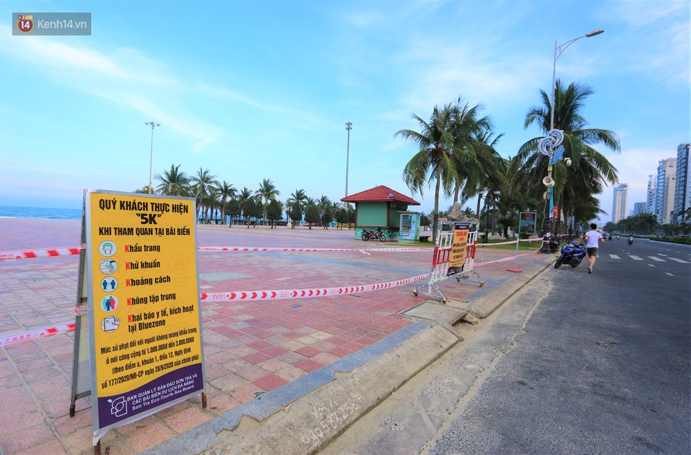 Ảnh: Bãi biển, khu vui chơi ở Đà Nẵng vắng bóng người trong ngày đầu siết chặt các biện pháp phòng, chống Covid-19 - Ảnh 4. Ảnh: Bãi biển, khu vui chơi ở Đà Nẵng vắng bóng người trong ngày đầu siết chặt các biện pháp phòng, chống Covid-19 - Ảnh 4.
