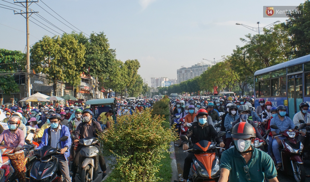 Ngày đầu đi làm sau nghỉ lễ, người Sài Gòn bị trễ giờ vì kẹt xe quá kinh khủng - Ảnh 3. Ngày đầu đi làm sau nghỉ lễ, người Sài Gòn bị trễ giờ vì kẹt xe quá kinh khủng - Ảnh 3.