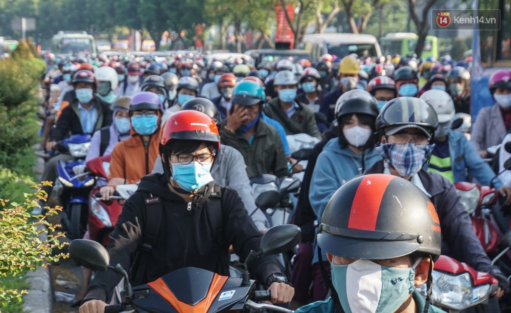 Ngày đầu đi làm sau nghỉ lễ, người Sài Gòn bị trễ giờ vì kẹt xe quá kinh khủng - Ảnh 6. Ngày đầu đi làm sau nghỉ lễ, người Sài Gòn bị trễ giờ vì kẹt xe quá kinh khủng - Ảnh 6.