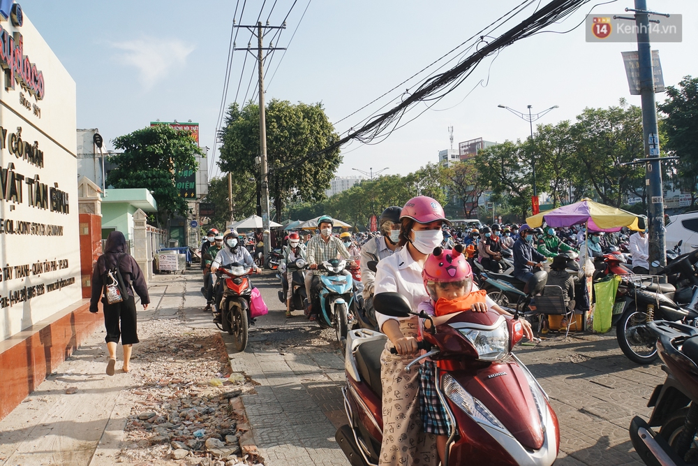 Ngày đầu đi làm sau nghỉ lễ, người Sài Gòn bị trễ giờ vì kẹt xe quá kinh khủng - Ảnh 10. Ngày đầu đi làm sau nghỉ lễ, người Sài Gòn bị trễ giờ vì kẹt xe quá kinh khủng - Ảnh 10.