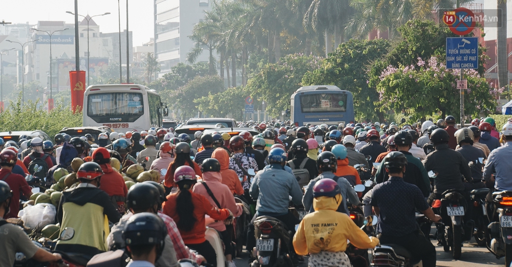 Ngày đầu đi làm sau nghỉ lễ, người Sài Gòn bị trễ giờ vì kẹt xe quá kinh khủng - Ảnh 4. Ngày đầu đi làm sau nghỉ lễ, người Sài Gòn bị trễ giờ vì kẹt xe quá kinh khủng - Ảnh 4.