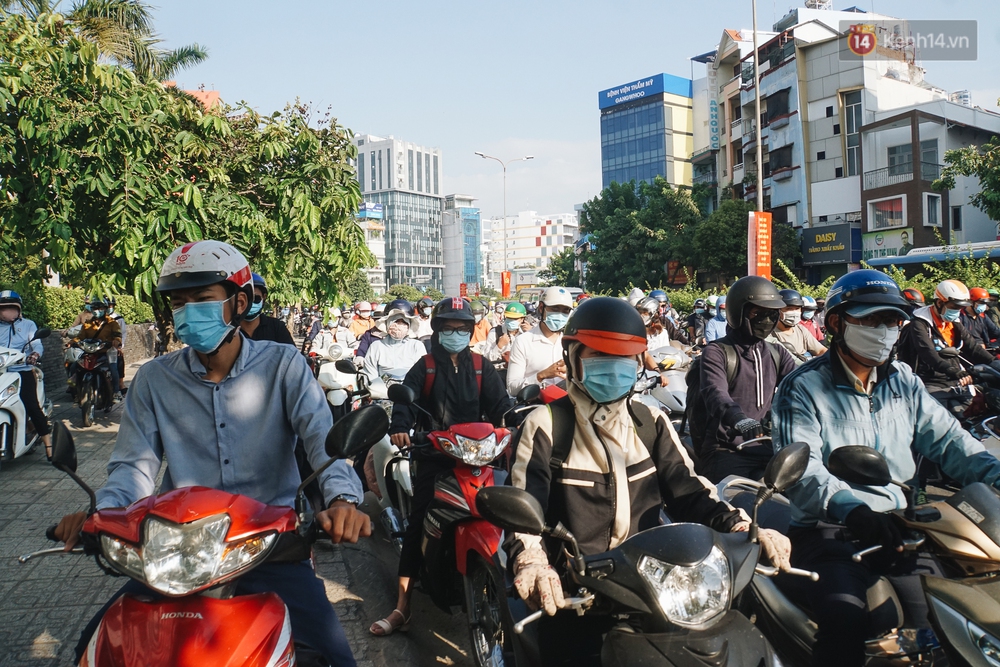 Ngày đầu đi làm sau nghỉ lễ, người Sài Gòn bị trễ giờ vì kẹt xe quá kinh khủng - Ảnh 11. Ngày đầu đi làm sau nghỉ lễ, người Sài Gòn bị trễ giờ vì kẹt xe quá kinh khủng - Ảnh 11.