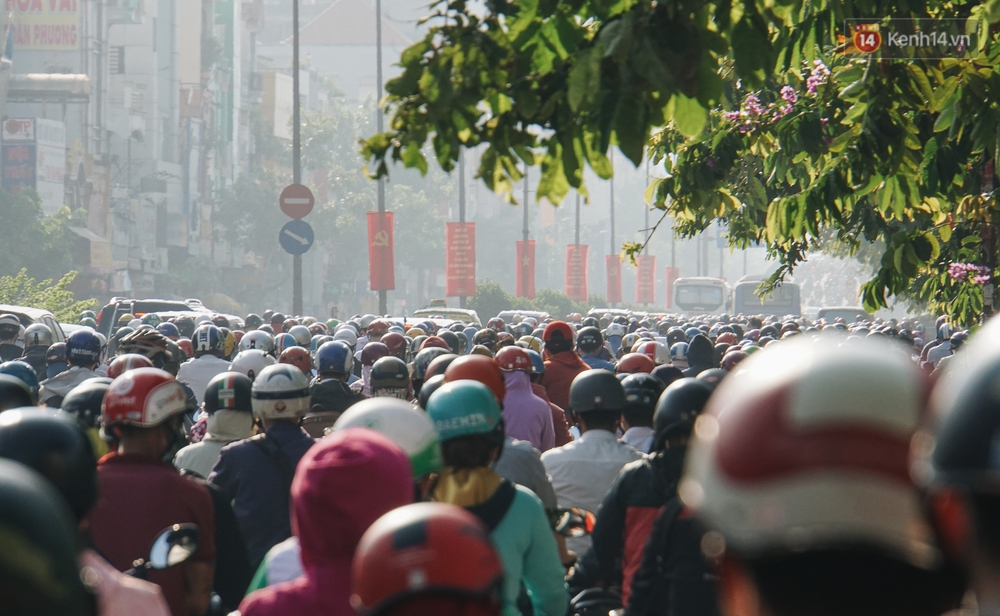 Ngày đầu đi làm sau nghỉ lễ, người Sài Gòn bị trễ giờ vì kẹt xe quá kinh khủng - Ảnh 5. Ngày đầu đi làm sau nghỉ lễ, người Sài Gòn bị trễ giờ vì kẹt xe quá kinh khủng - Ảnh 5.