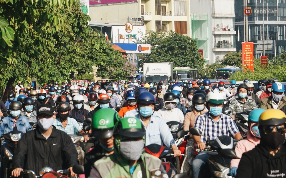 Ngày đầu đi làm sau nghỉ lễ, người Sài Gòn bị trễ giờ vì kẹt xe quá kinh khủng - Ảnh 13. Ngày đầu đi làm sau nghỉ lễ, người Sài Gòn bị trễ giờ vì kẹt xe quá kinh khủng - Ảnh 13.