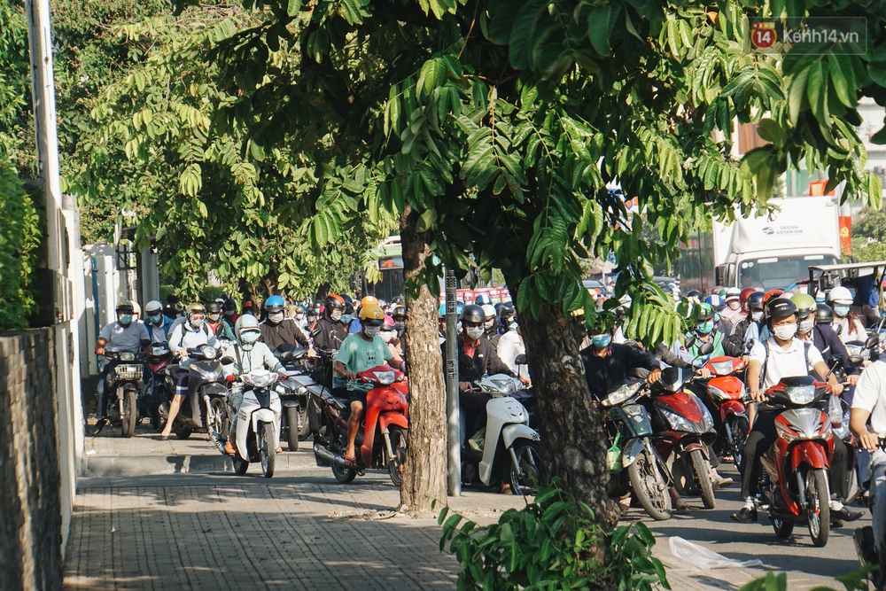 Ngày đầu đi làm sau nghỉ lễ, người Sài Gòn bị trễ giờ vì kẹt xe quá kinh khủng - Ảnh 12. Ngày đầu đi làm sau nghỉ lễ, người Sài Gòn bị trễ giờ vì kẹt xe quá kinh khủng - Ảnh 12.
