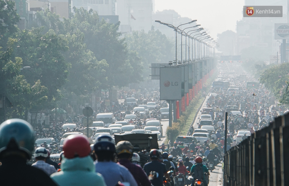 Ngày đầu đi làm sau nghỉ lễ, người Sài Gòn bị trễ giờ vì kẹt xe quá kinh khủng - Ảnh 7. Ngày đầu đi làm sau nghỉ lễ, người Sài Gòn bị trễ giờ vì kẹt xe quá kinh khủng - Ảnh 7.