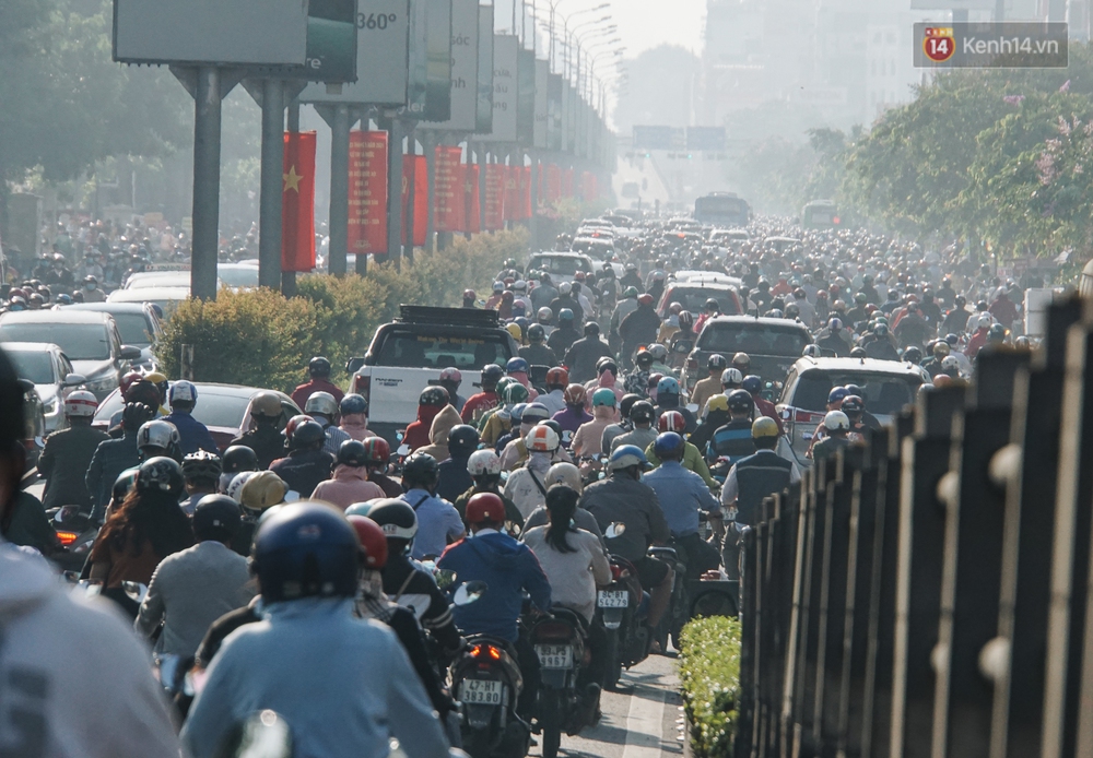 Ngày đầu đi làm sau nghỉ lễ, người Sài Gòn bị trễ giờ vì kẹt xe quá kinh khủng - Ảnh 8. Ngày đầu đi làm sau nghỉ lễ, người Sài Gòn bị trễ giờ vì kẹt xe quá kinh khủng - Ảnh 8.
