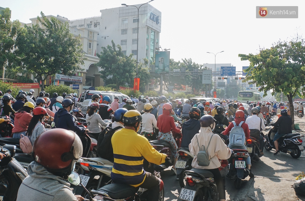 Ngày đầu đi làm sau nghỉ lễ, người Sài Gòn bị trễ giờ vì kẹt xe quá kinh khủng - Ảnh 9. Ngày đầu đi làm sau nghỉ lễ, người Sài Gòn bị trễ giờ vì kẹt xe quá kinh khủng - Ảnh 9.