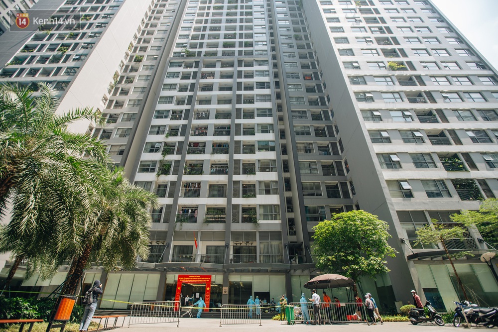 Ảnh: Cận cảnh phong tỏa, phun khử khuẩn, tiếp tế đồ ăn tại tòa chung cư ở Times City có chuyên gia Ấn Độ dương tính với SARS-CoV-2 - Ảnh 1. Ảnh: Cận cảnh phong tỏa, phun khử khuẩn, tiếp tế đồ ăn tại tòa chung cư ở Times City có chuyên gia Ấn Độ dương tính với SARS-CoV-2 - Ảnh 1.