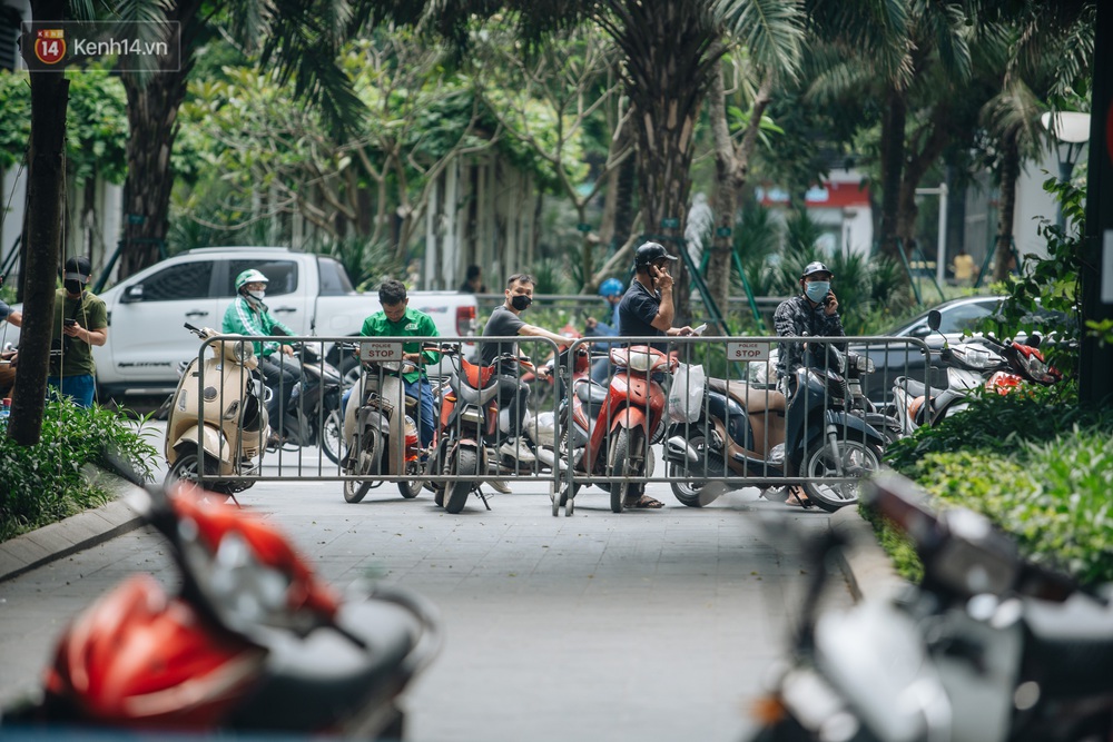 Ảnh: Cận cảnh phong tỏa, phun khử khuẩn, tiếp tế đồ ăn tại tòa chung cư ở Times City có chuyên gia Ấn Độ dương tính với SARS-CoV-2 - Ảnh 14. Ảnh: Cận cảnh phong tỏa, phun khử khuẩn, tiếp tế đồ ăn tại tòa chung cư ở Times City có chuyên gia Ấn Độ dương tính với SARS-CoV-2 - Ảnh 14.