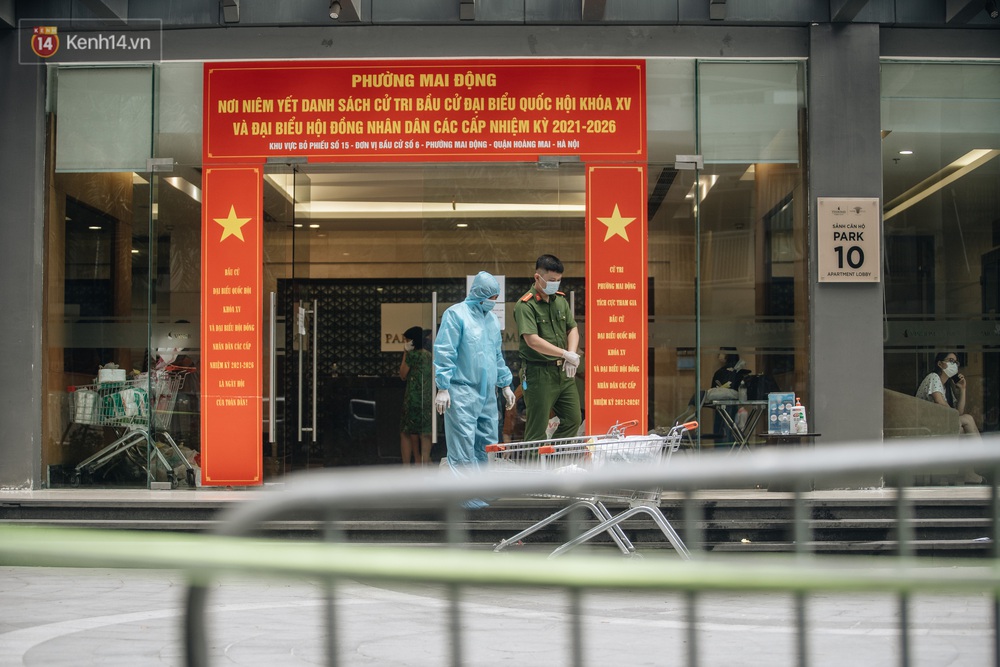 Ảnh: Cận cảnh phong tỏa, phun khử khuẩn, tiếp tế đồ ăn tại tòa chung cư ở Times City có chuyên gia Ấn Độ dương tính với SARS-CoV-2 - Ảnh 4. Ảnh: Cận cảnh phong tỏa, phun khử khuẩn, tiếp tế đồ ăn tại tòa chung cư ở Times City có chuyên gia Ấn Độ dương tính với SARS-CoV-2 - Ảnh 4.