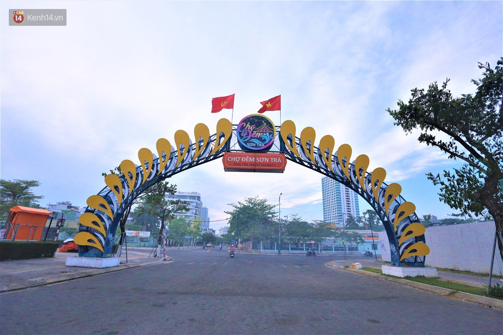 Ảnh: Bãi biển, khu vui chơi ở Đà Nẵng vắng bóng người trong ngày đầu siết chặt các biện pháp phòng, chống Covid-19 - Ảnh 12. Ảnh: Bãi biển, khu vui chơi ở Đà Nẵng vắng bóng người trong ngày đầu siết chặt các biện pháp phòng, chống Covid-19 - Ảnh 12.