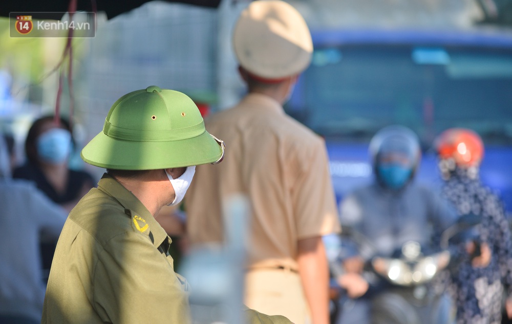 Ảnh: Đông Anh lập chốt kiểm soát khu vực giáp ranh Bắc Ninh, ô tô quay đầu, hàng dài xe cơ giới chờ khai báo y tế - Ảnh 13. Ảnh: Đông Anh lập chốt kiểm soát khu vực giáp ranh Bắc Ninh, ô tô quay đầu, hàng dài xe cơ giới chờ khai báo y tế - Ảnh 13.
