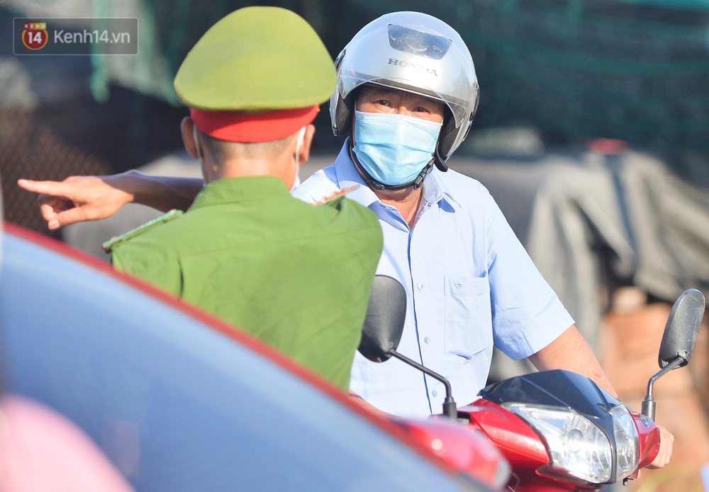 Ảnh: Đông Anh lập chốt kiểm soát khu vực giáp ranh Bắc Ninh, ô tô quay đầu, hàng dài xe cơ giới chờ khai báo y tế - Ảnh 4. Ảnh: Đông Anh lập chốt kiểm soát khu vực giáp ranh Bắc Ninh, ô tô quay đầu, hàng dài xe cơ giới chờ khai báo y tế - Ảnh 4.