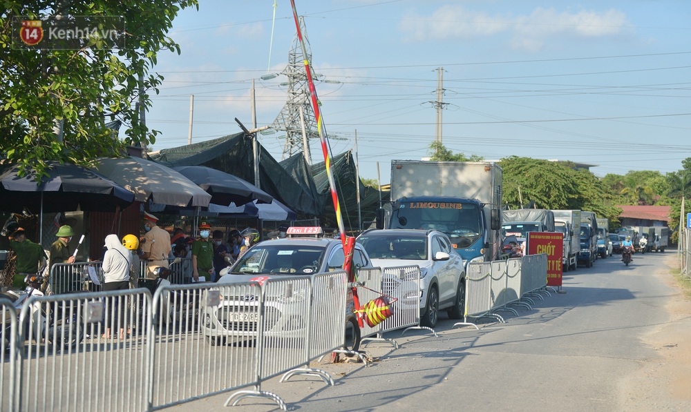 Ảnh: Đông Anh lập chốt kiểm soát khu vực giáp ranh Bắc Ninh, ô tô quay đầu, hàng dài xe cơ giới chờ khai báo y tế - Ảnh 5. Ảnh: Đông Anh lập chốt kiểm soát khu vực giáp ranh Bắc Ninh, ô tô quay đầu, hàng dài xe cơ giới chờ khai báo y tế - Ảnh 5.