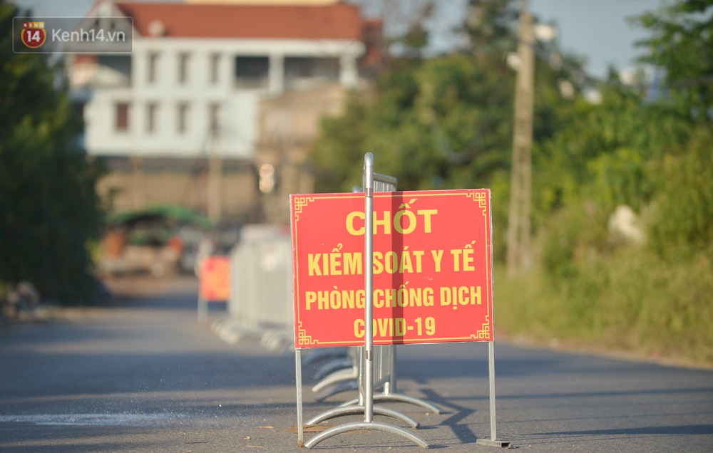 Ảnh: Đông Anh lập chốt kiểm soát khu vực giáp ranh Bắc Ninh, ô tô quay đầu, hàng dài xe cơ giới chờ khai báo y tế - Ảnh 9. Ảnh: Đông Anh lập chốt kiểm soát khu vực giáp ranh Bắc Ninh, ô tô quay đầu, hàng dài xe cơ giới chờ khai báo y tế - Ảnh 9.