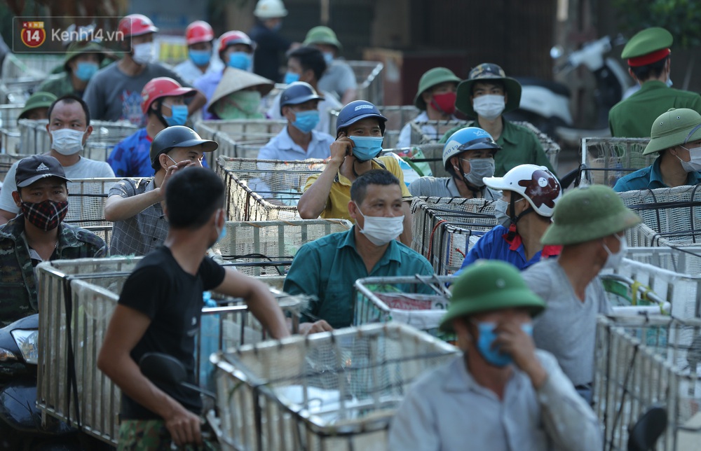 Ảnh: Vải thiều được mùa, người dân Bắc Giang nhộn nhịp, thắp đèn thâu đêm thu hoạch - Ảnh 15. Ảnh: Vải thiều được mùa, người dân Bắc Giang nhộn nhịp, thắp đèn thâu đêm thu hoạch - Ảnh 15.