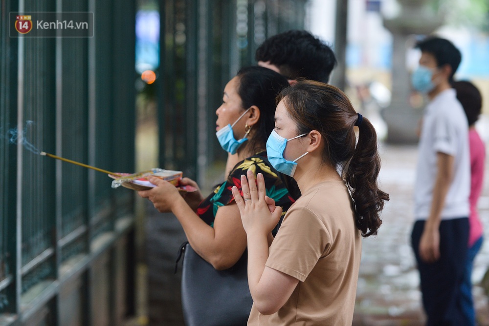 Ảnh: Phụ huynh vượt trăm cây số đến Văn Miếu cầu may cho con trước ngày thi vào lớp 10 - Ảnh 11. Ảnh: Phụ huynh vượt trăm cây số đến Văn Miếu cầu may cho con trước ngày thi vào lớp 10 - Ảnh 11.