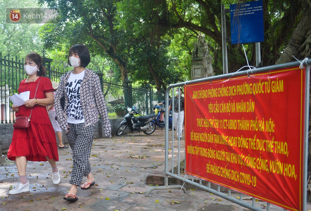 Ảnh: Phụ huynh vượt trăm cây số đến Văn Miếu cầu may cho con trước ngày thi vào lớp 10 - Ảnh 6. Ảnh: Phụ huynh vượt trăm cây số đến Văn Miếu cầu may cho con trước ngày thi vào lớp 10 - Ảnh 6.