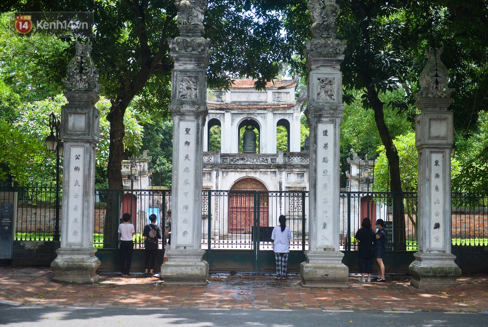 Ảnh: Phụ huynh vượt trăm cây số đến Văn Miếu cầu may cho con trước ngày thi vào lớp 10 - Ảnh 1. Ảnh: Phụ huynh vượt trăm cây số đến Văn Miếu cầu may cho con trước ngày thi vào lớp 10 - Ảnh 1.