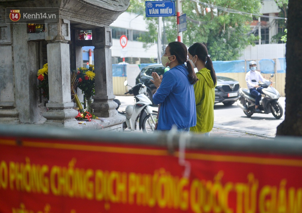 Ảnh: Phụ huynh vượt trăm cây số đến Văn Miếu cầu may cho con trước ngày thi vào lớp 10 - Ảnh 10. Ảnh: Phụ huynh vượt trăm cây số đến Văn Miếu cầu may cho con trước ngày thi vào lớp 10 - Ảnh 10.