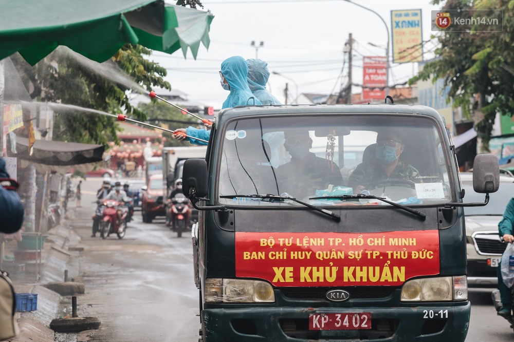 Ảnh: Quân đội phun hoá chất khử khuẩn ở TP. Thủ Đức sau khi có nhiều trường hợp liên quan đến Covid-19 - Ảnh 5.