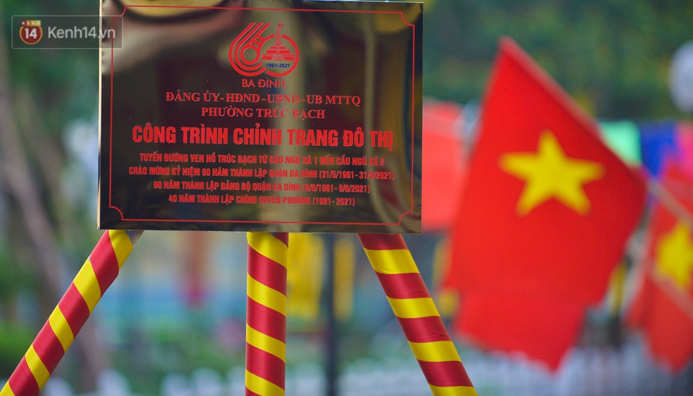 Ngỡ ngàng tuyến đường ven hồ Trúc Bạch lột xác với 200 chiếc đèn lồng và tranh bích hoạ - Ảnh 3. Ngỡ ngàng tuyến đường ven hồ Trúc Bạch lột xác với 200 chiếc đèn lồng và tranh bích hoạ - Ảnh 3.