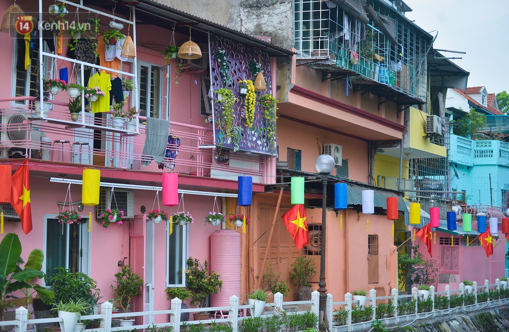 Ngỡ ngàng tuyến đường ven hồ Trúc Bạch lột xác với 200 chiếc đèn lồng và tranh bích hoạ - Ảnh 2. Ngỡ ngàng tuyến đường ven hồ Trúc Bạch lột xác với 200 chiếc đèn lồng và tranh bích hoạ - Ảnh 2.