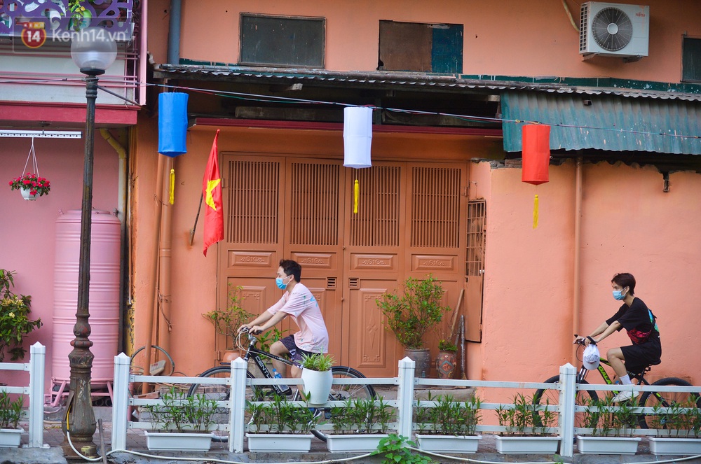 Ngỡ ngàng tuyến đường ven hồ Trúc Bạch lột xác với 200 chiếc đèn lồng và tranh bích hoạ - Ảnh 8. Ngỡ ngàng tuyến đường ven hồ Trúc Bạch lột xác với 200 chiếc đèn lồng và tranh bích hoạ - Ảnh 8.