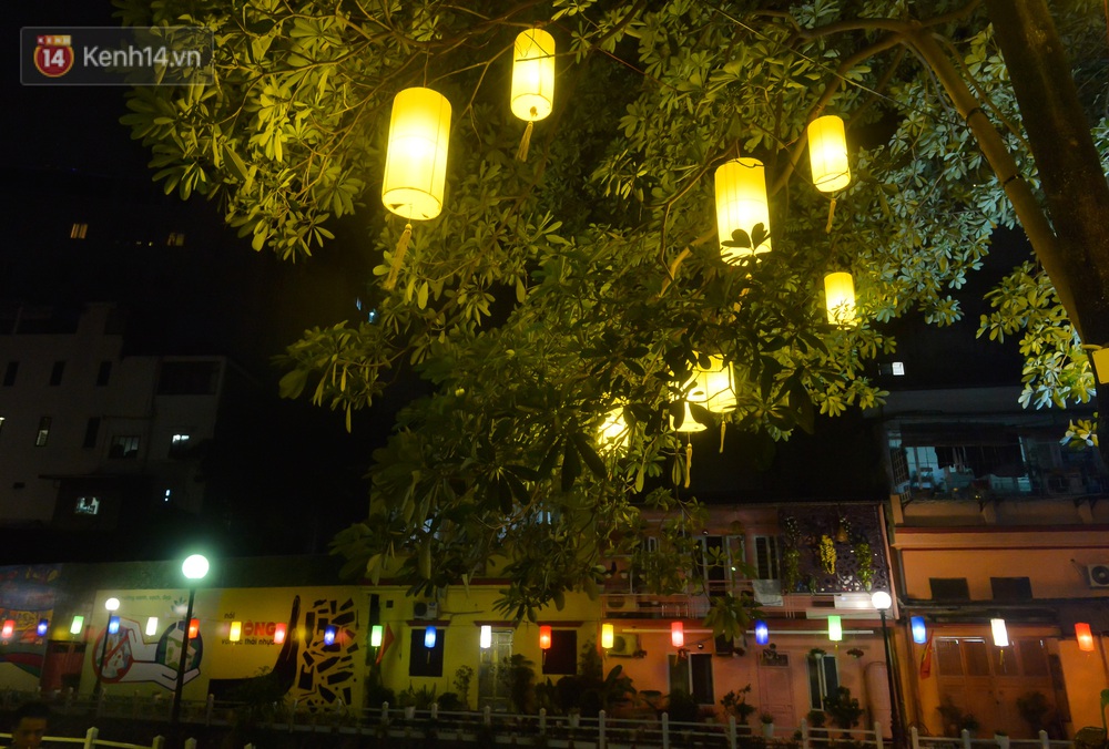 Ngỡ ngàng tuyến đường ven hồ Trúc Bạch lột xác với 200 chiếc đèn lồng và tranh bích hoạ - Ảnh 11. Ngỡ ngàng tuyến đường ven hồ Trúc Bạch lột xác với 200 chiếc đèn lồng và tranh bích hoạ - Ảnh 11.