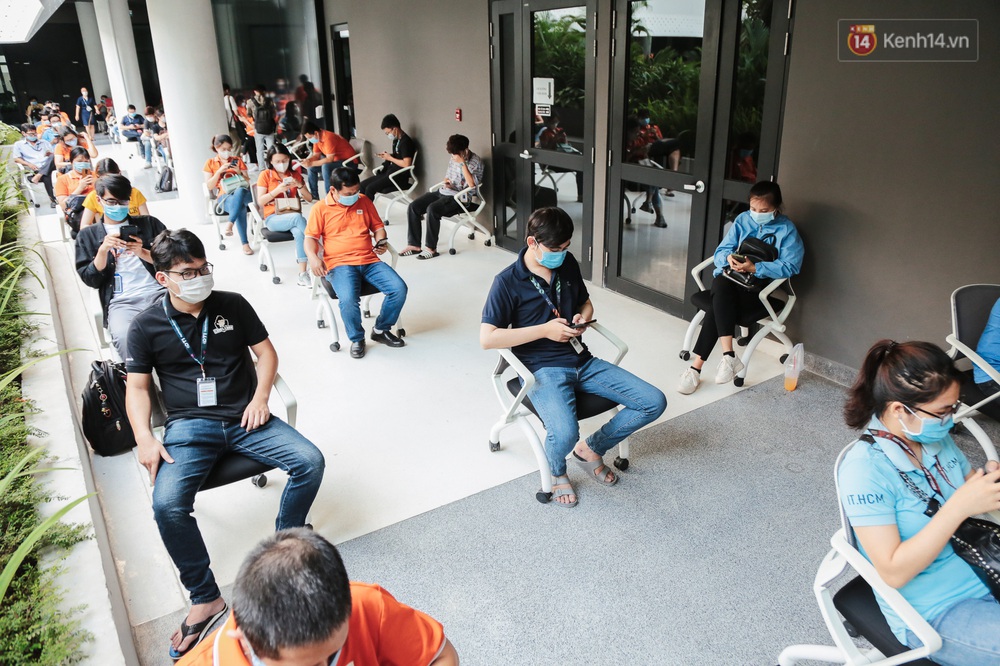 Cận cảnh 500 nhân viên khởi đầu cho chiến dịch tiêm chủng vaccine Covid-19 lớn nhất lịch sử tại TP.HCM - Ảnh 4.