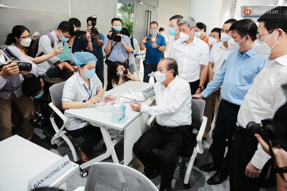 Cận cảnh 500 nhân viên khởi đầu cho chiến dịch tiêm chủng vaccine Covid-19 lớn nhất lịch sử tại TP.HCM - Ảnh 1.